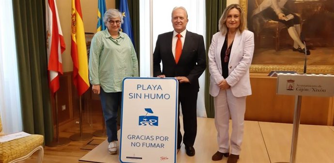 La alcaldesa de Gijón en funciones, Ana González, el presidente de la Asociación Española Contra el Cáncer, Miguel Ángel Valero,y la directora general de Salud, Lidia Clara Rodríguez