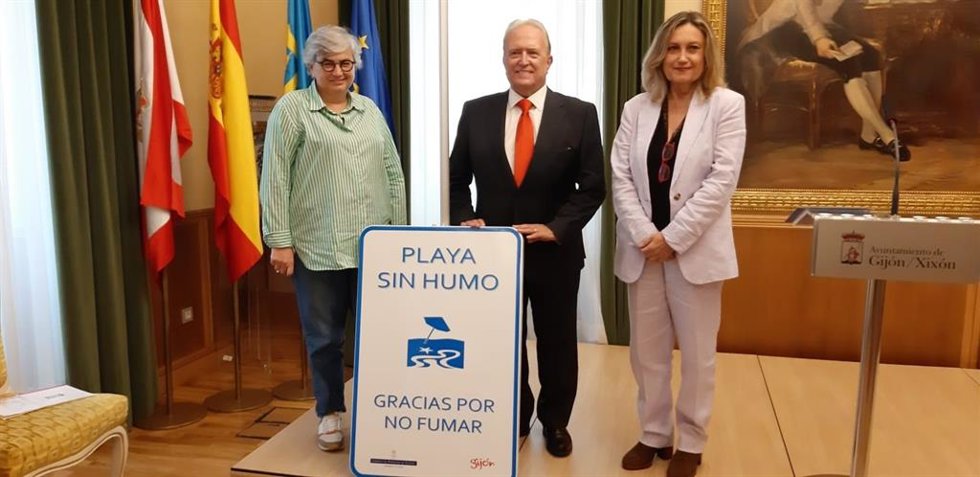 La alcaldesa de Gijón en funciones, Ana González, el presidente de la Asociación Española Contra el Cáncer, Miguel Ángel Valero,y la directora general de Salud, Lidia Clara Rodríguez