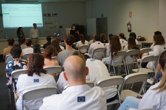 Un momento de la visita de los asesores de la Red Eures de Países Bajos a la Escuela de Joyería de Córdoba.