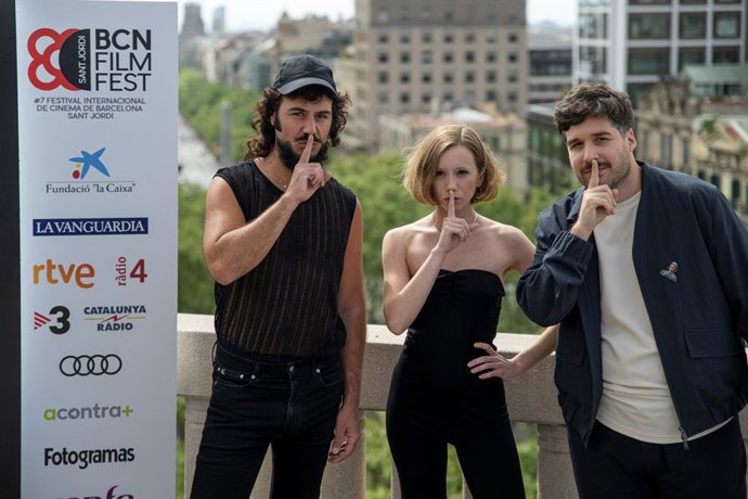 Archivo - (I-D) El actor Paco Bezerra; la actriz Laia Manzanares y el actor Pavel Giroud de la película 'La desconocida' posan en un photocall del BCN Film Fest 2023, a 21 de abril de 2023, en Barcelona, Catalunya (España). El director alemán Wim Wender
