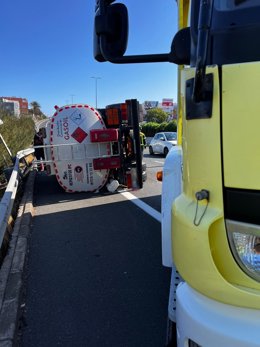 Vuelco del camión cisterna en la GC-1, en sentido sur, a su paso por Telde (Gran Canaria)