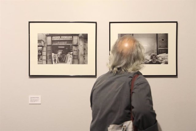 La Llotgeta Centre Fotogràfic de València reflexiona sobre la pérdida del comercio tradicional histórico con la exposición 'Temps Fugit'.