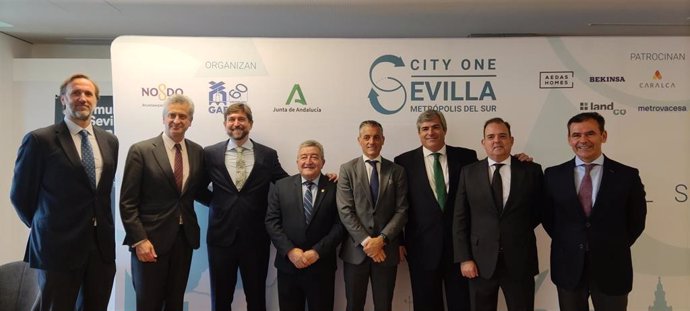 Representantes de las promotoras de la iniciativa de desarrollo urbanístico 'Sevilla City One, Metrópolis del Sur'