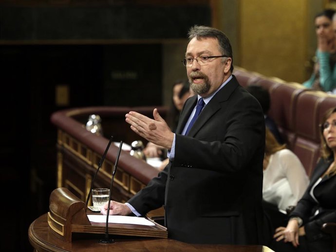 Archivo - El diputado de Foro,Isidro Martínez Oblanca, en la tribuna del hemiciclo