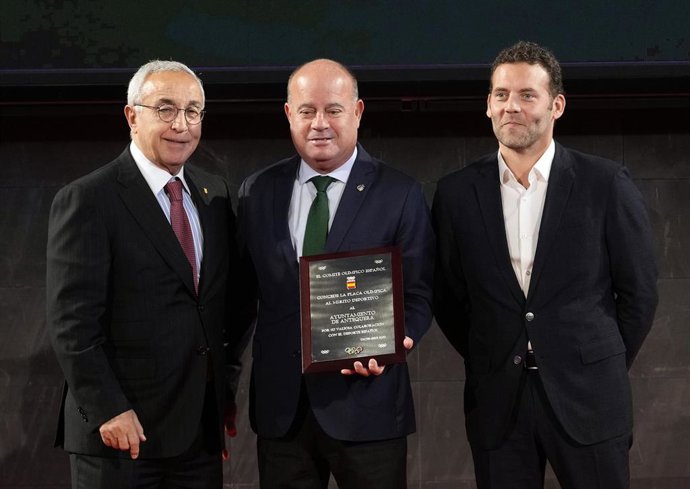 Manuel Barón, alcalde en funciones de Antequera, recibe el reconocimiento del COE para el Consistorio