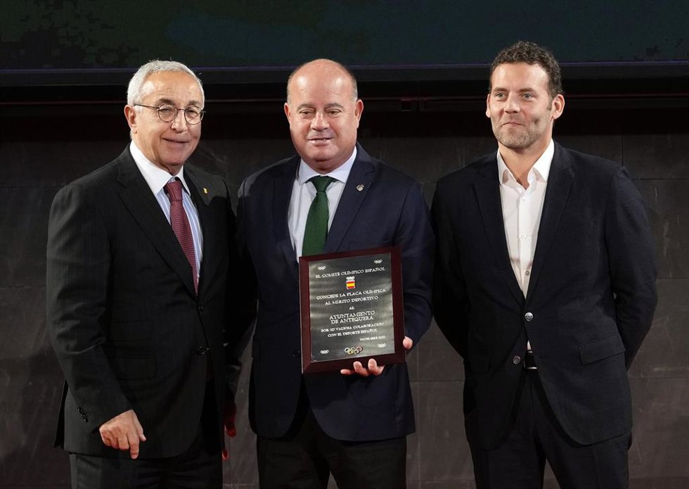 Manuel Barón, alcalde en funciones de Antequera, recibe el reconocimiento del COE para el Consistorio