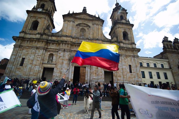 Archivo - Un seguidor de Pacto Histórico con una bandera de Colombia