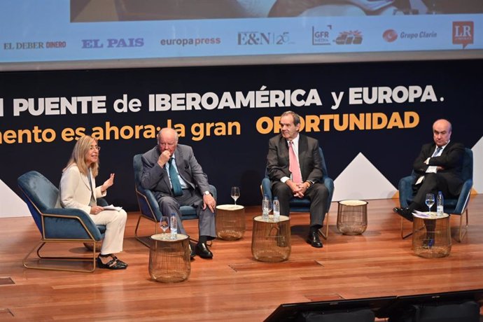 Núria Vilanova, Enrique V. Iglesias, Andrés Allamand y Mariano Jabonero