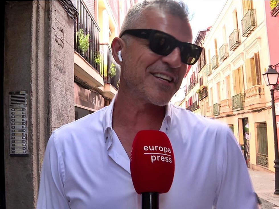 RA, AMIGO DE ANA OBREGÓN