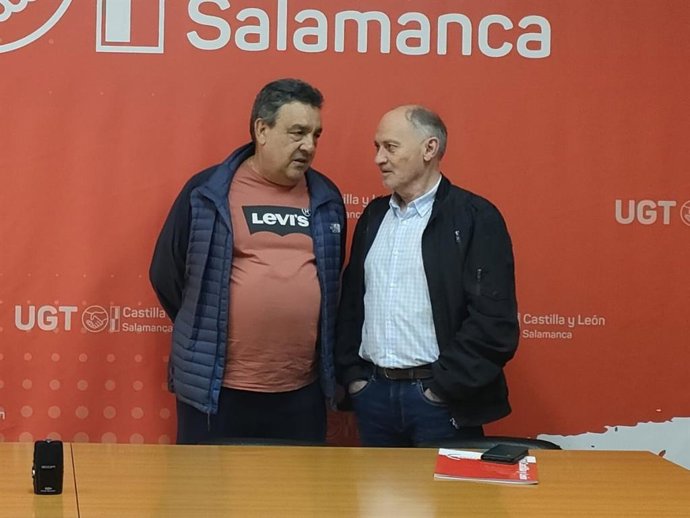 El secretario general de UGT Castilla y León, Faustino Temprano (d), junto al secretario general de FESMC UGT, Antonio Oviedo (i), en Salamanca