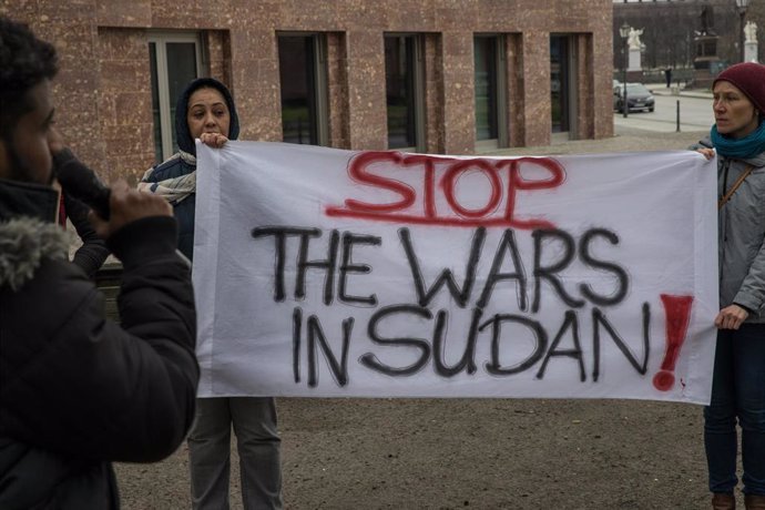 Archivo - Un cartel contra la guerra de Sudán durante una manifestación en Alemania