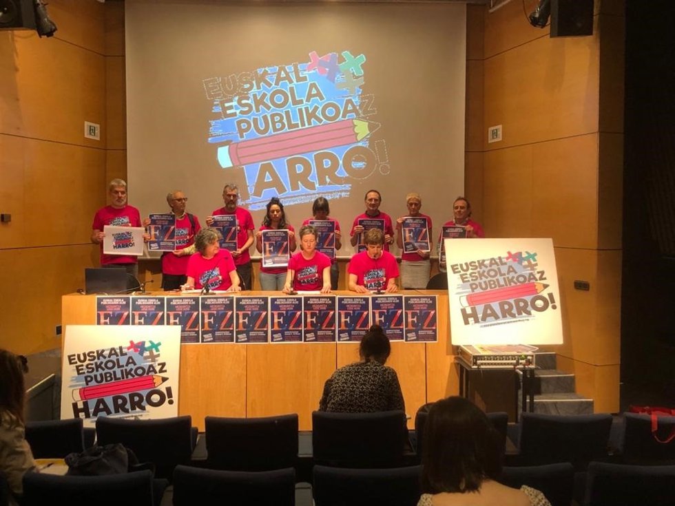 La plataforma por la escuela pública vasca en una comparecencia en San Sebastián