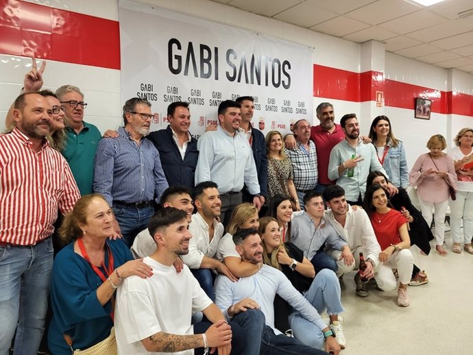 Gabi Santos con su agrupación socialista de El Viso