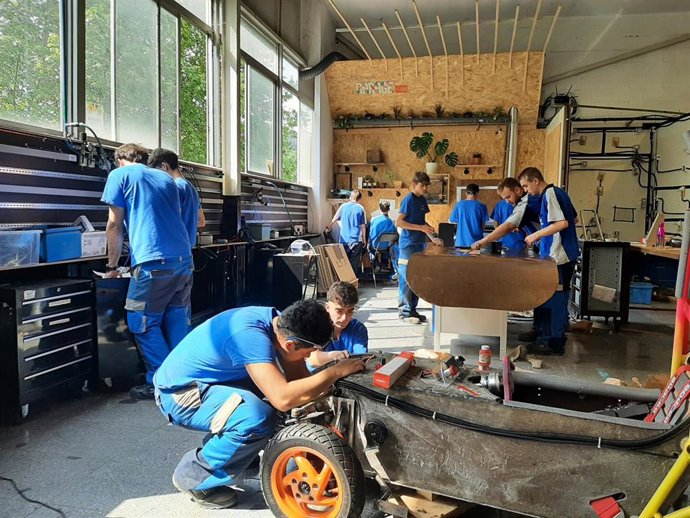 Alumnos de FP de Euskadi trabajar en los coches participantes en el Campeonato Euskelec de vehículos eléctricos