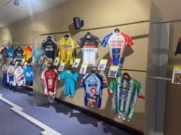 La muestra recoge más de 100 maillots del ciclismo vasco y Tour de Francia