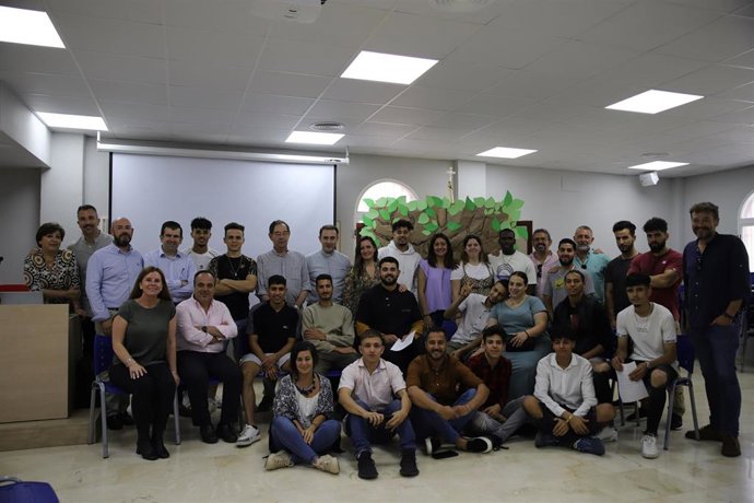 Jóvenes acogidos en la Casa María Auxiliadora, en una foto de familia con voluntarios y técnicos.