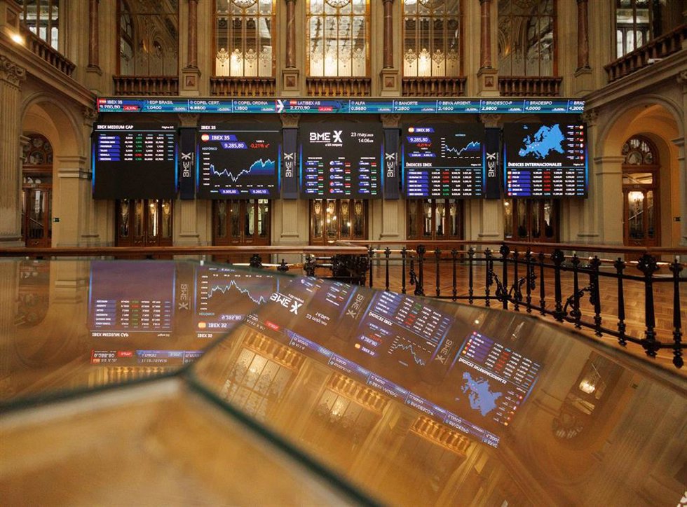 Paneles del Ibex 35 en el Palacio de la Bolsa, a 23 de mayo de 2023, en Madrid (España). 