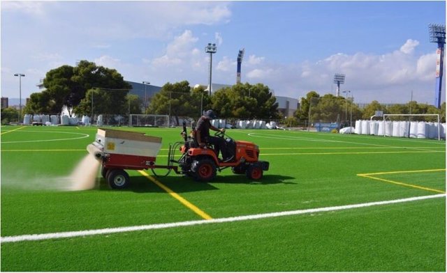 Archivo - Alicante.- El Ayuntamiento destina 2,7 millones de euros al mantenimiento del césped de los campos de fútbol