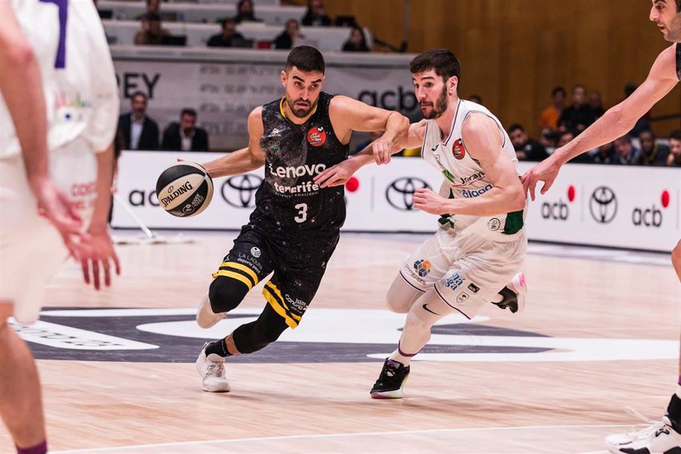 Archivo - Jaime Fernandez y Darío Brizuela durante el Lenovo Tenerife-Unicaja de la final de la Copa del Rey 2023