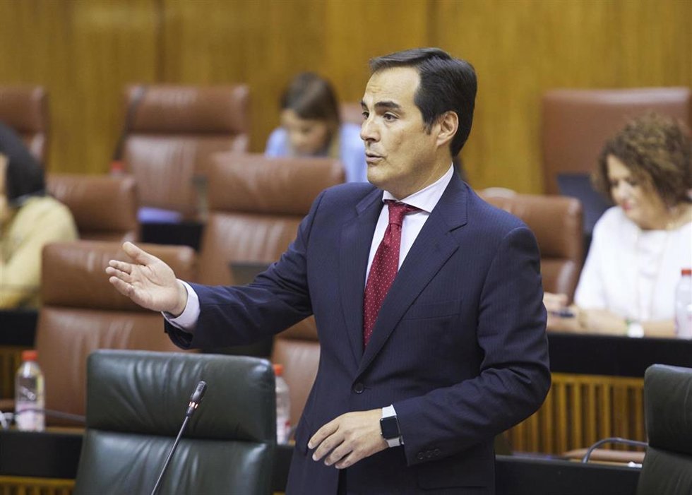 El consejero de Justicia, Administración Local y Función Pública, José Antonio Nieto, en el Pleno del Parlamento andaluz.