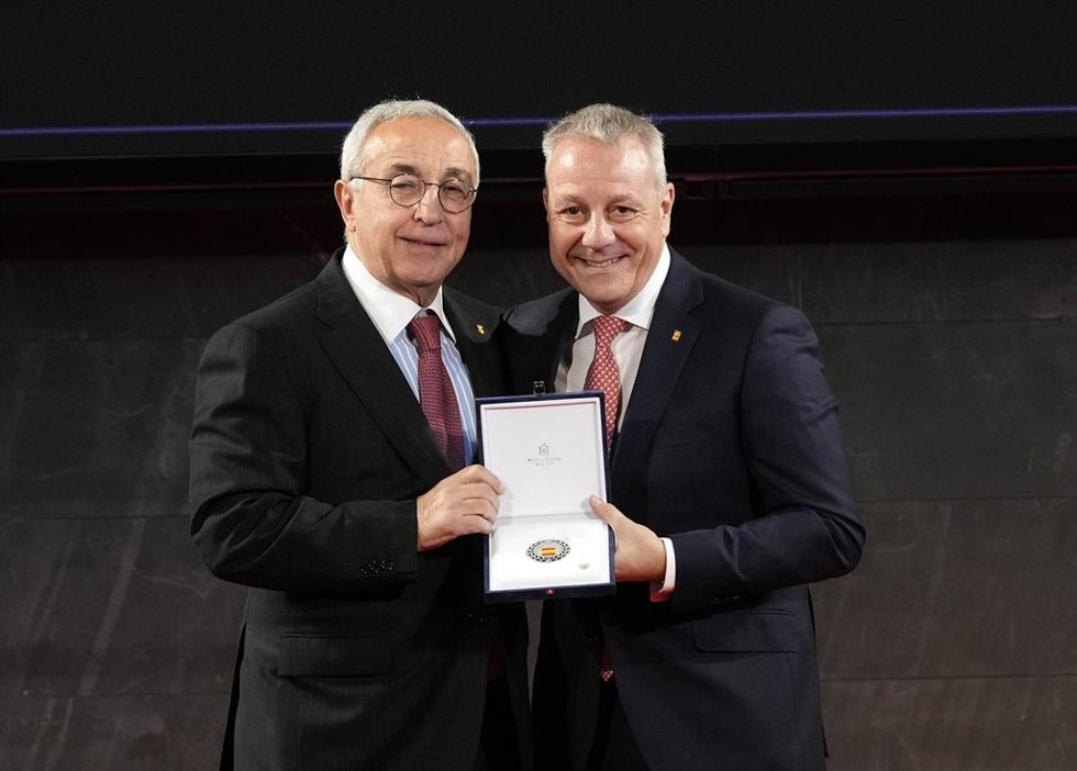 Paco Blázquez recibe la orden olímpica de manos de Alejandro Blanco