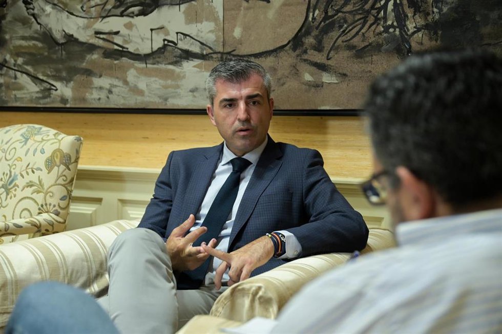 Archivo - El presidente del PP de Canarias, Manuel Domínguez, durante una entrevista para Europa Press, en el Parlamento de Canarias, a 27 de marzo de 2023, en Santa Cruz de Tenerife, Canarias (España). Manuel Domínguez accedió por primera vez, en las e