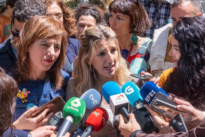 La vicepresidenta segunda y ministra de Trabajo y Economía Social, Yolanda Díaz, ofrece declaraciones a los medios durante las Fiestas de la Ascensión, a 18 de mayo de 2023, en Santiago de Compostela, A Coruña, Galicia (España). Las fiestas de la Ascens