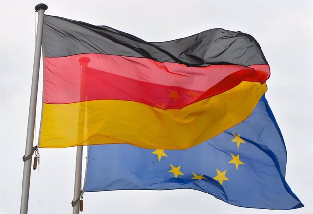 Archivo - Bandera de Alemania y de la Unión Europea