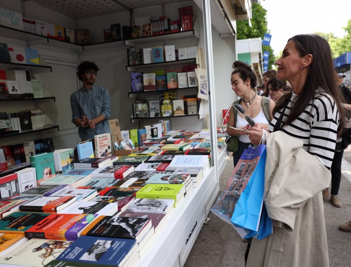 La Reina Letizia visita por sorpresa la Feria del Libro de Madrid