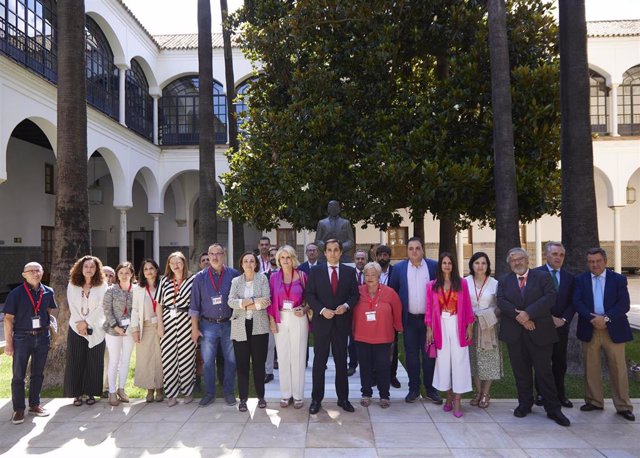 Foto de familia en el Parlamento tras el debate final del proyecto de Ley de Función Pública de Andalucía.