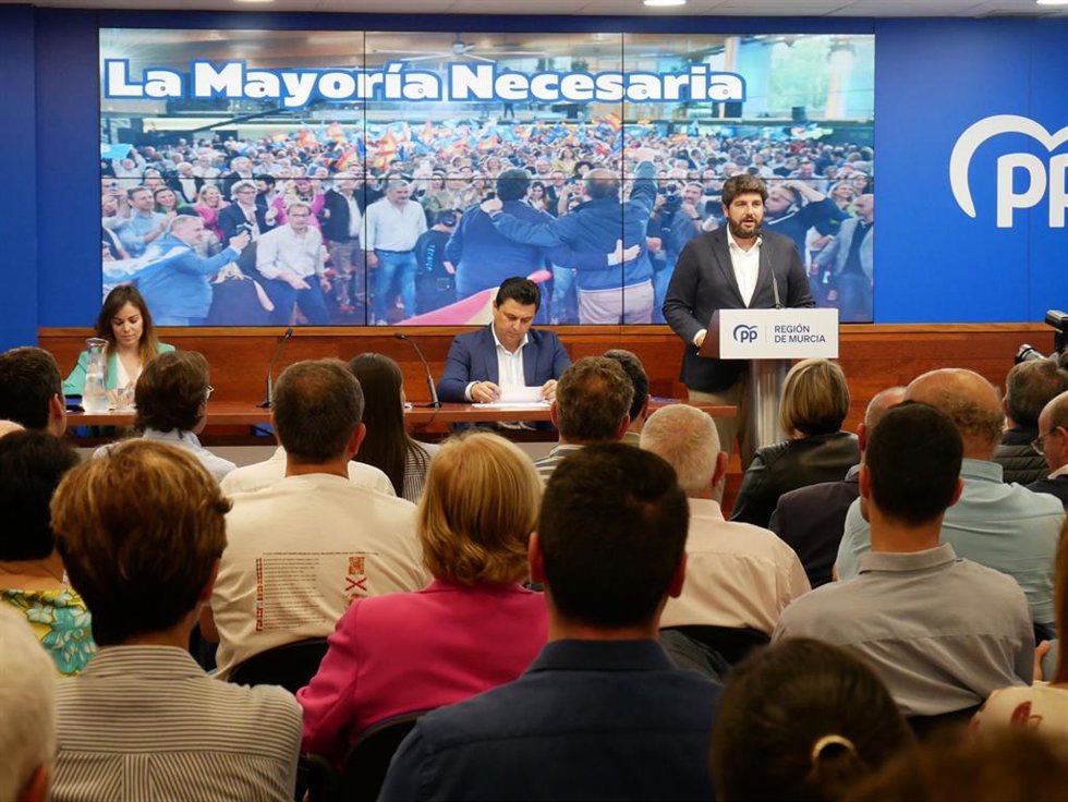 El presidente del PP regional y presidente de la Comunidad en funciones, Fernando López Miras,  durante su intervención en la Junta Directiva Regional de su partido tras ganar elecciones autonómicas
