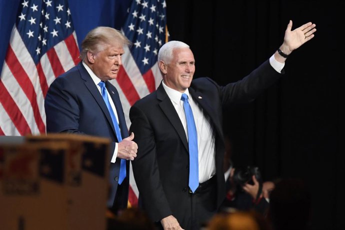Archivo - August 24, 2020, Charlotte, North Carolina, USA: President DONALD J. TRUMP and Vice President MIKE R. PENCE greet the Republican National Convention at the Charlotte Convention Center. The GOP convention was scaled back this year because of th