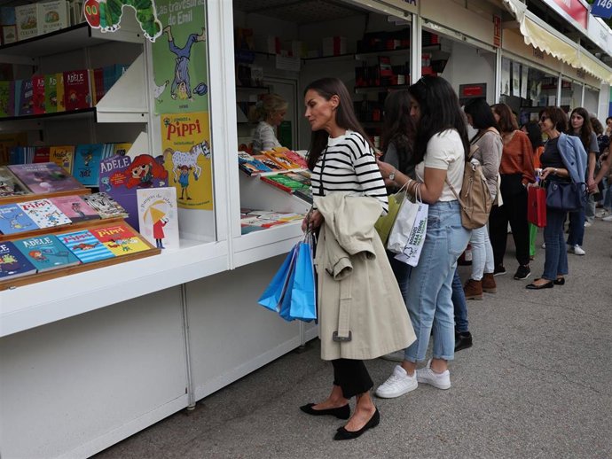 La Reina Letizia visita por sorpresa la Feria del Libro de Madrid 2023