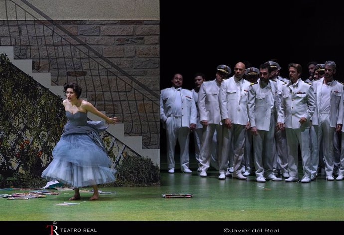 La cantante Sara Blanch en el papel de Fiorilla y al fondo el Coro Titular del Teatro Real.