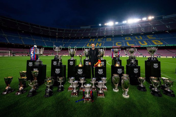 Sergio Busquets con sus 32 títulos ganados con el FC Barcelona, en su último homenaje en el Spotify Camp Nou