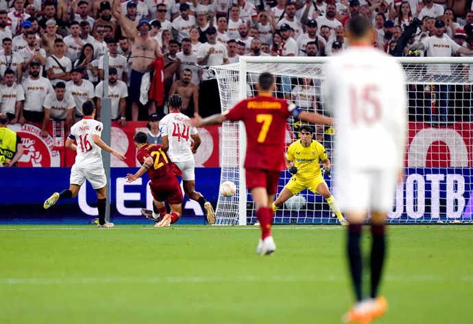 31 May 2023, Hungary, Budapest: Roma's Paulo Dybala (2nd L) scores his side's first goal during the UEFA Europa League Final soccer match between Sevilla FC and AS Roma at the Puskas Arena. Photo: Adam Davy/PA Wire/dpa