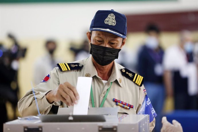 Archivo - Un agente de Policía votando en Camboya