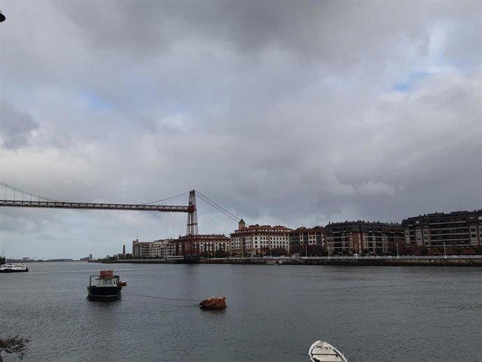 Archivo - Cielos cargados de nubes en Portugalete (Bizkaia)