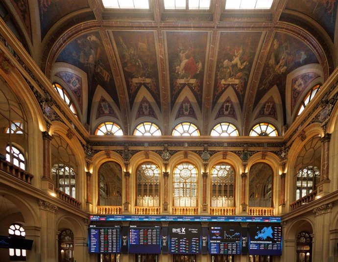 Paneles del Ibex 35 en el Palacio de la Bolsa, a 23 de mayo de 2023, en Madrid (España). El Ibex 35 ha iniciado la sesión de hoy con una bajada del 0,24%, lo que ha llevado al selectivo hasta los 9.282,91 enteros, por debajo de la cota de los 9.300 punt