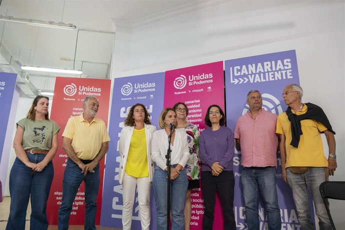 La consejera de Derechos Sociales, Igualdad, Diversidad y Juventud y candidata de Unidas Sí Podemos a la Presidencia de Canarias, Noemí Santana (c), la candidata de Podemos a la Alcaldía de Las Palmas de Gran Canaria, Gemma Martínez (3i), y el candidato