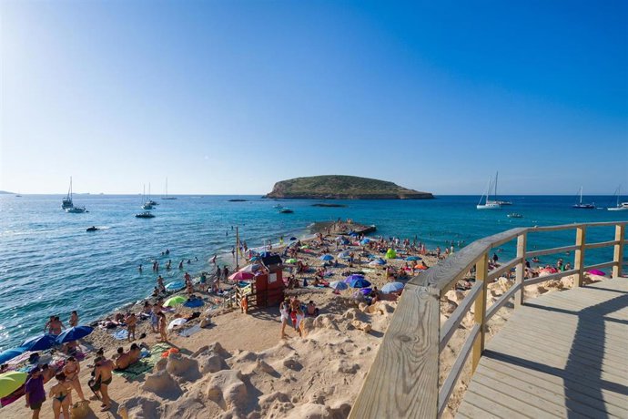 Archivo - Bañistas disfrutan en la Cala Conta, a 9 de agosto de 2022, en Ibiza, Baleares (España).