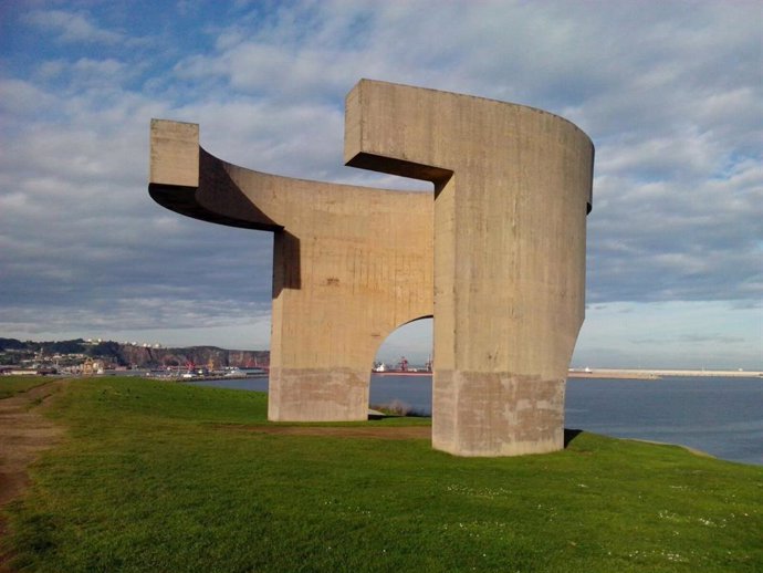 Archivo -  Elogio del Horizonte, en el cerro de Santa Catalina