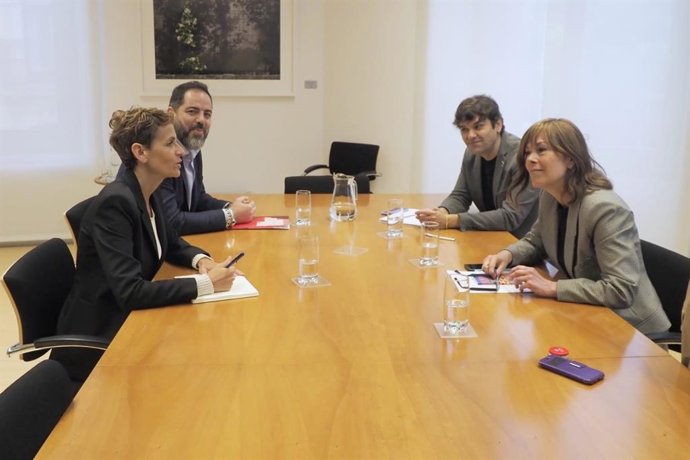 La presidenta del Gobierno de Navarra y candidata del PSN a la reelección, María Chivite, y el secretario de Organización del PSN, Ramón Alzórriz (PSN), con la candidata de Geroa Bai, Uxue Barkos, y el parlamentario electo Pablo Azcona.