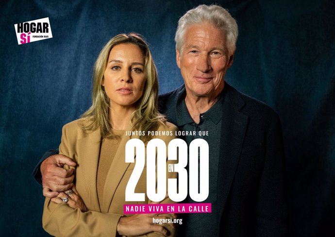 Alejandra y Richard Gere en el cartel de la campaña de Hogar Sí #2030CuentaAtrás.