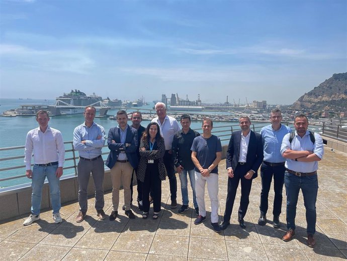 Representantes del Puerto de Barcelona y de Vinci Energy Spain.