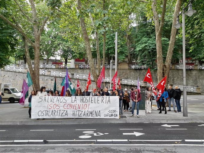Concentración en Pamplona de los sindicatos UGT, LAB, ELA y CCOO para exigir mejoras en el convenio de hostelería