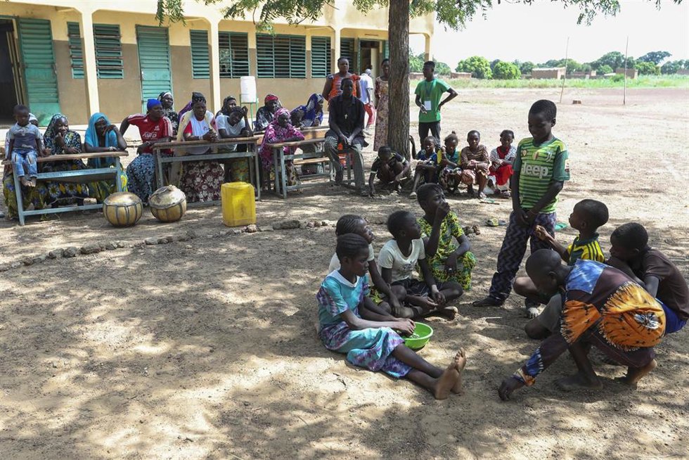 Archivo - Un grupo de personas en la ciudad de Loumbila, en Burkina Faso