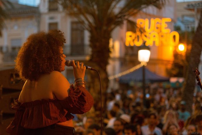 Archivo - Actuación en Ruge Rosario, las Fiestas Culturales del barrio del Cabanyal-Canyamelar (archivo)