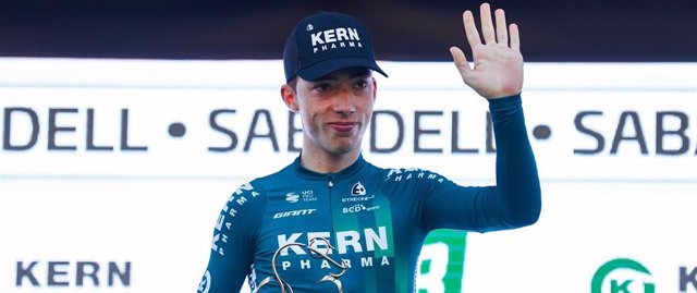 El ciclista español Roger Adrià en una prueba con el Equipo Kern Pharma