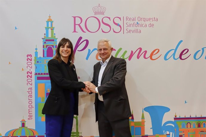 La directora gerente de la ROSS, María Marí-Pérez, y el presidente de la AHS, Manuel Cornax, se saludan tras la firma del convenio de colaboración en el Maestranza.